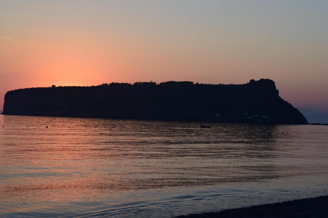 Bed & Breakfast Domus Pepe Scalea Buitenkant foto